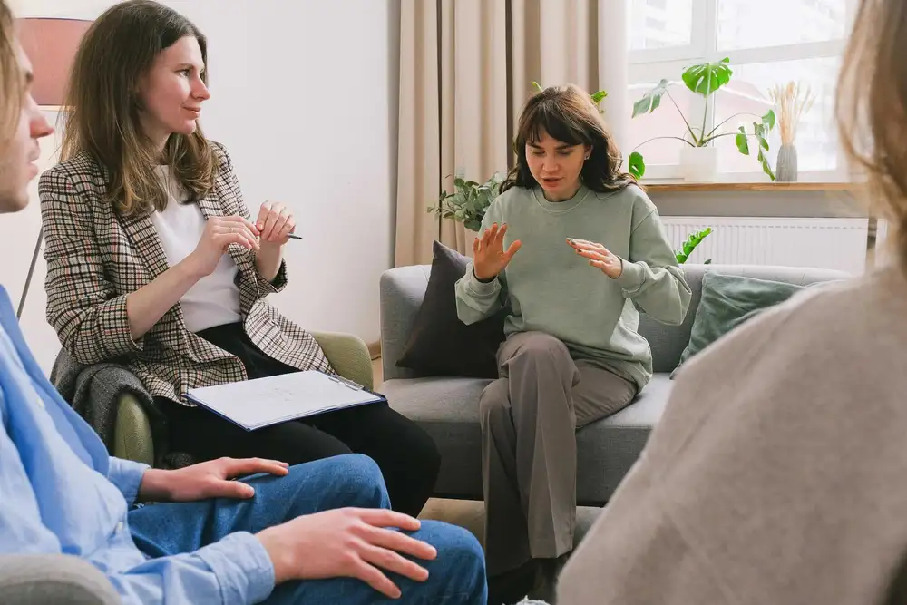 Aile ve çift terapisi: İlişki sorunlarına destek ve çözüm odaklı terapi seansları.